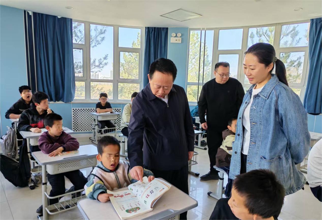 严守安全底线，护航儿童成长 -----市民政局局长白云国到市儿童福利院检查安全工作