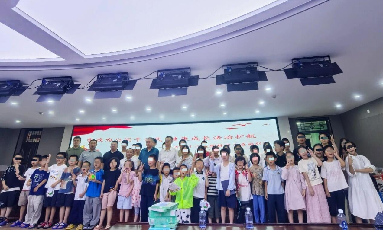 法治暖阳护童心，真情关爱伴成长